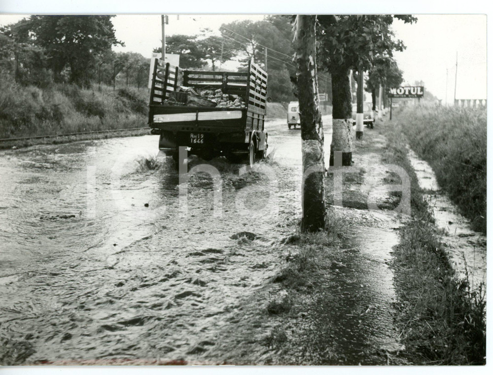 1956 ROMA - CENTOCELLE Strada allagata dal nubifragio *Fotografia 18x13 cm Fotografia d'epoca con didascalia coeva.  CONDIZIONI: G FORMATO: 18x13 cm     originale e autentica 1