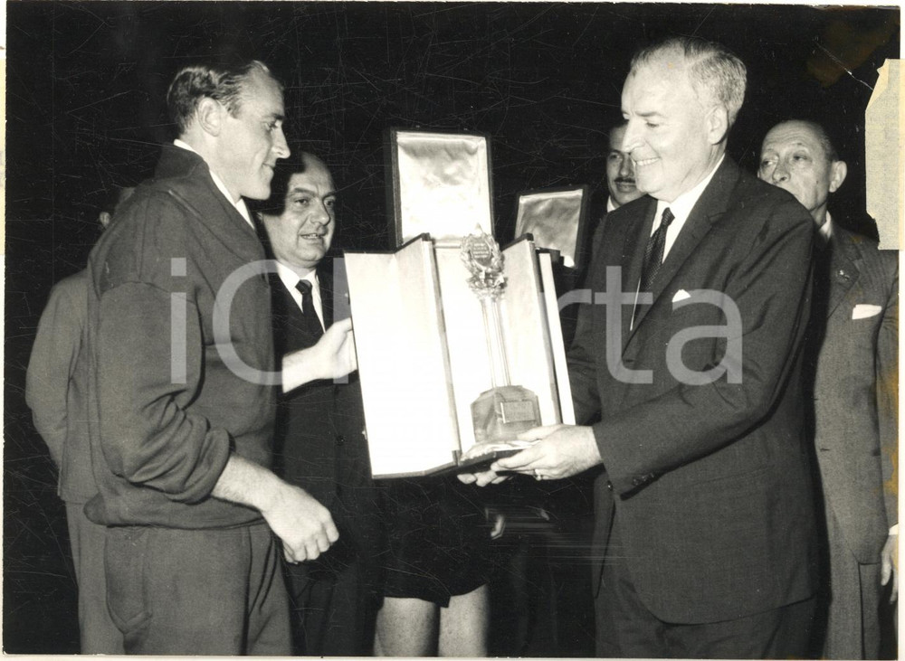 1963 ROMA Pedro MANFREDINI riceve Premio CALTEX come "sportivo dell'anno" - Foto