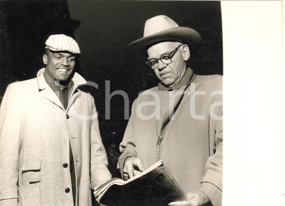 1957 MILANO BOXE Arrivo del pugile Charles TOMBSTONE SMITH *Foto 18x13 cm