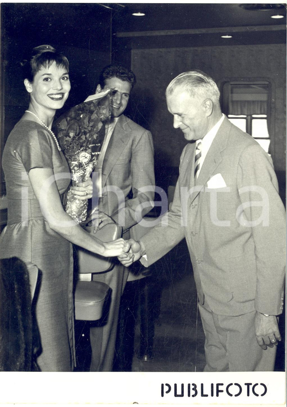 1957 NAPOLI Arrivo di Elsa MARTINELLI a bordo del "Cristoforo Colombo" *Foto Fotografia d'epoca con didascalia coeva. FORMATO: 13x18 cm  CONDIZIONI: G     originale e autentica 1