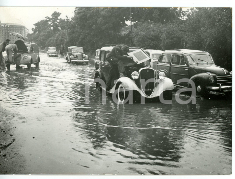 1956 ROMA - CENTOCELLE Automobili in panne a causa degli allagamenti *Foto 18x13 Fotografia d'epoca con didascalia coeva.  CONDIZIONI: G FORMATO: 18x13 cm     originale e autentica 1