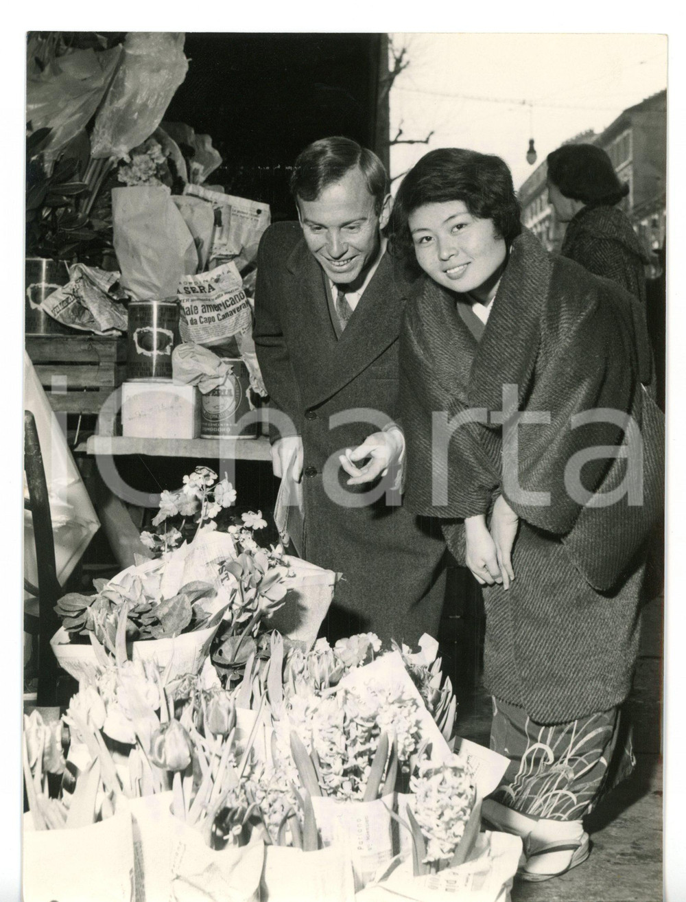 1958 TORINO Pittore Raoul Maria DE ANGELIS con la moglie dal fioraio *Foto 13x18 Fotografia d'epoca con didascalia coeva.  CONDIZIONI: G (ma lieve piegatura all'angolo inferiore sinistro) FORMATO: 13x18 cm     originale e autentica 1
