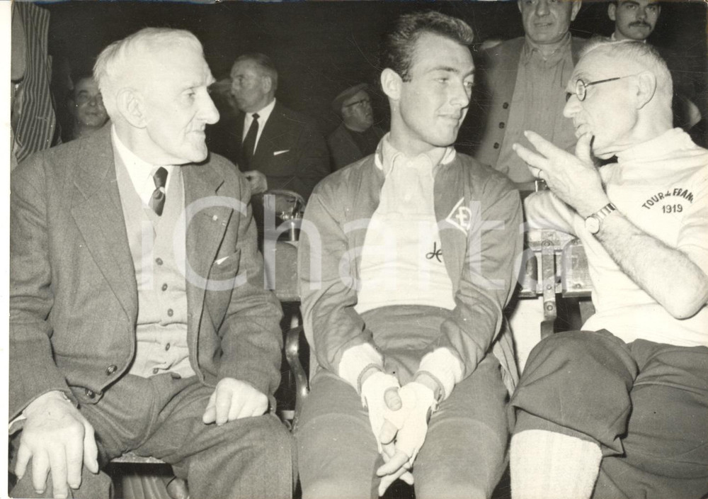 1959 PARIS Gala de Cyclisme - Charly GAUL Henri COUTENET EugÃ¨ne CHRISTOPHE  Fotografia d'epoca con didascalia coeva.   CONDIZIONI: G FORMATO: 18x13 cm     originale e autentica 1