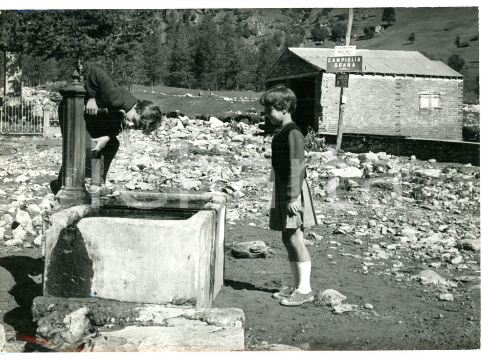 1958 NUBIFRAGIO A CAMPIGLIA SOANA (TO) Bambini si dissetano a una fontana *Foto Fotografia d'epoca con didascalia coeva.  CONDIZIONI: G FORMATO: 18x13 cm     originale e autentica 1