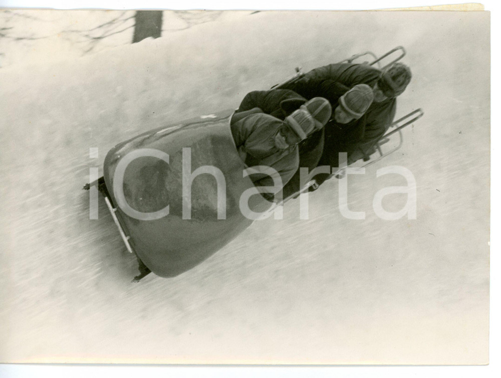 1954 CORTINA Campionati mondiali di BOB - Lucio e Cornelio TREMONTI in gara  Fotografia d'epoca con didascalia coeva.  CONDIZIONI: FAIR (bassa qualit&agrave; di stampa) FORMATO: 18x13 cm     originale e autentica 1