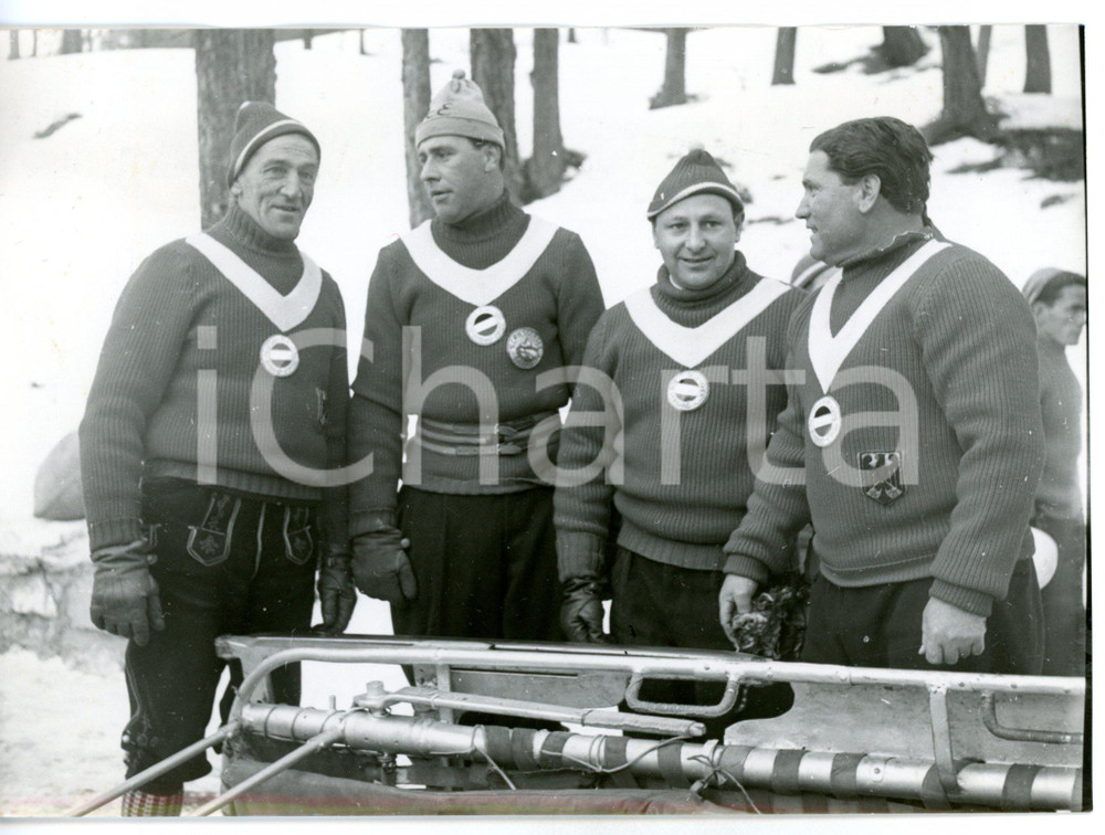 1956 CORTINA OLIMPIADI INVERNALI BOB Hans ROSCH Michael POSSINGER Lorenz NIEBERL Fotografia d'epoca con didascalia coeva.Nella fotografia sono presenti Hans R&ouml;sch, Michael P&ouml;ssinger, Lorenz Nieberl, Sylvester Wackerle.  CONDIZIONI: FAIR (ondulatura) FORMATO: 18x13 cm    originale e autentica 1