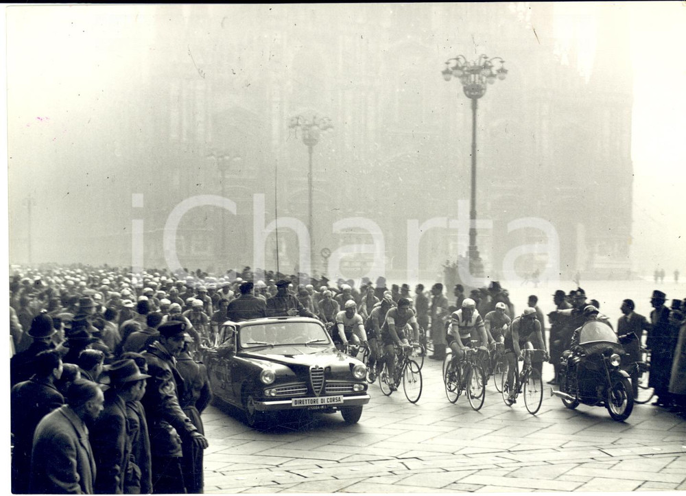 1953 CICLISMO MILANO-SANREMO Partenza del gruppo da Piazza del Duomo *Foto 18x13 Fotografia d'epoca con didascalia coeva. CONDIZIONI: FAIR (difetti di stampa; sovraimpressione circolare) FORMATO: 18x13 cm    originale e autentica 1