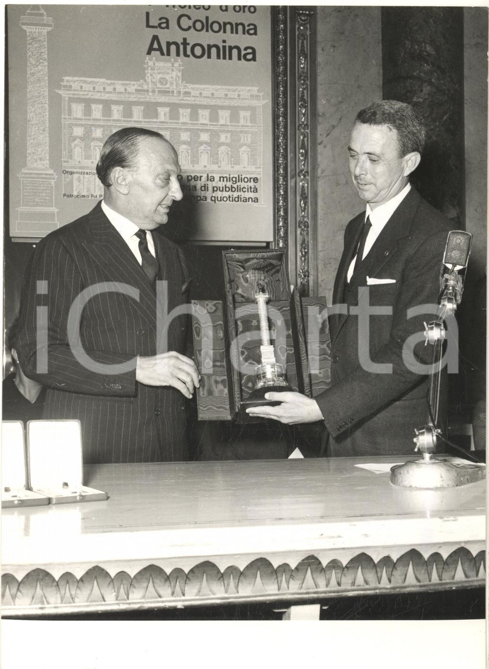 1963 MILANO Renato ANGIOLILLO consegna COLONNA ANTONINA D'ORO ad ALITALIA Foto Fotografia d'epoca con didascalia coeva al verso. CONDIZIONI: GFORMATO: 13x18 cm    originale e autentica 1