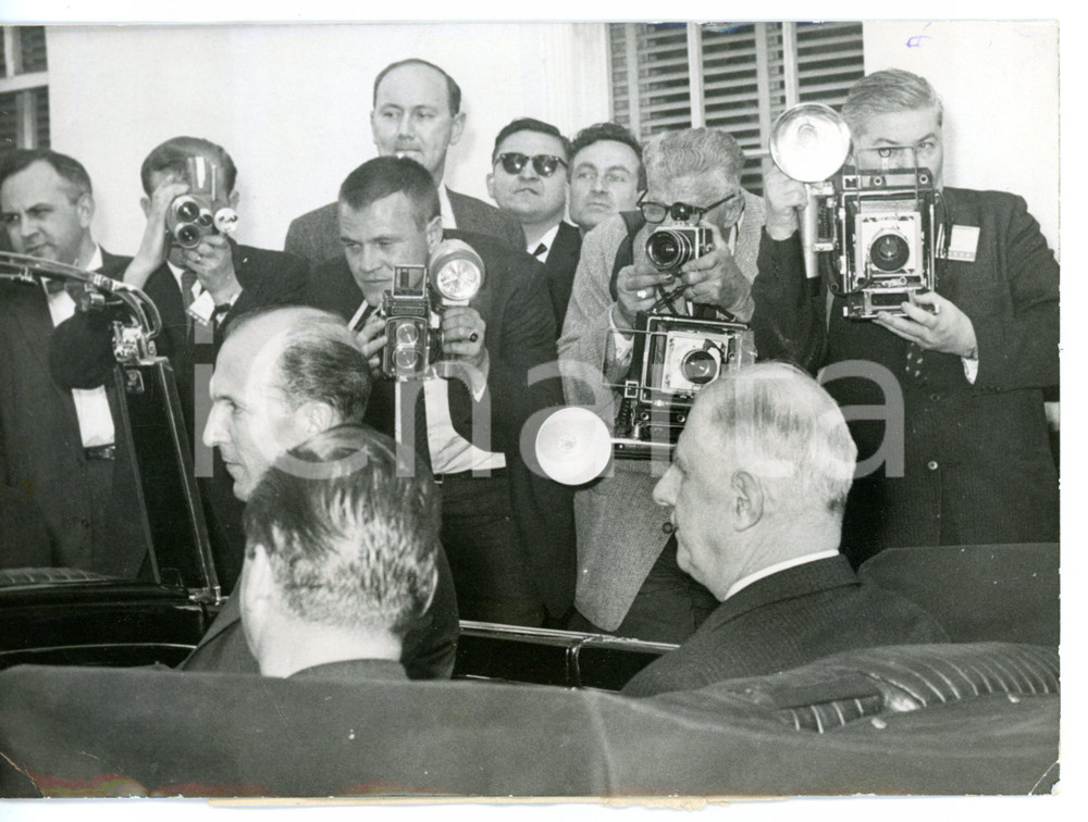 1960 WASHINGTON Fotografi al passaggio di Charles DE GAULLE *Foto 18x13 cm Fotografia d'epoca con didascalia coeva.  CONDIZIONI: POOR (piegatura e ondulatura al margine inferiore) FORMATO: 18x13 cm     originale e autentica 1