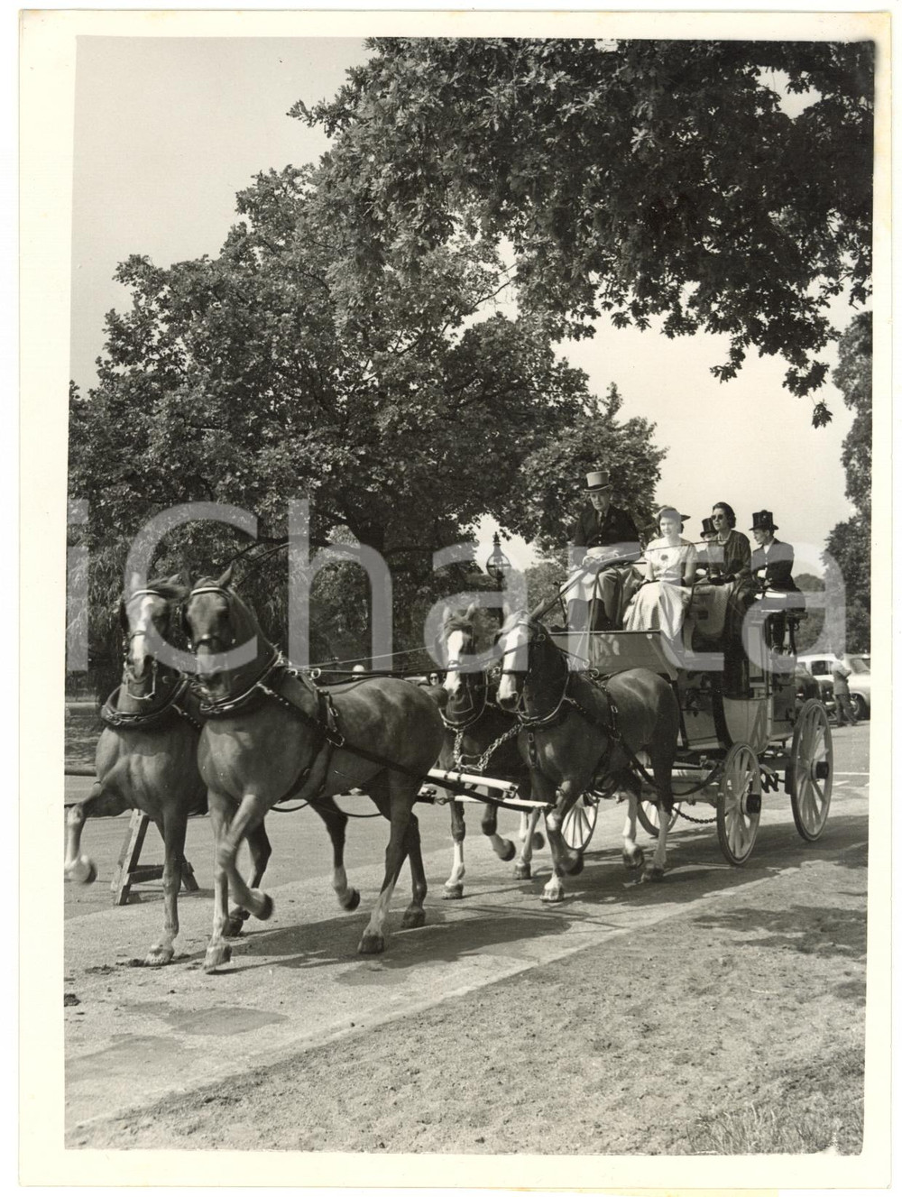 1955 LONDON 142nd Coaching Club Meet - Coach leaving Hyde Park *Photo