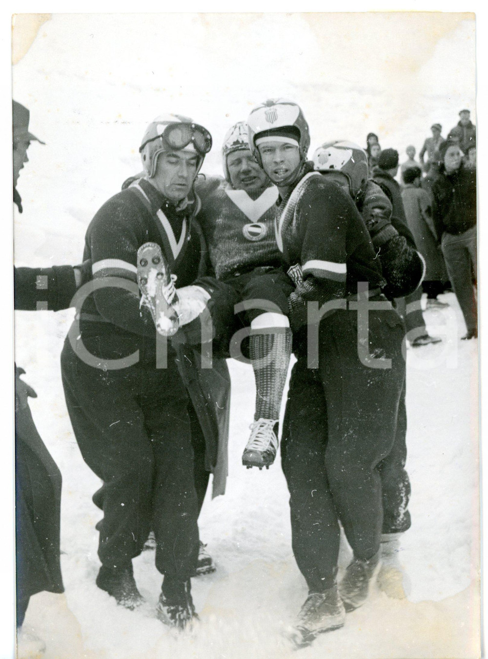 1954 CORTINA Coppa NASSANO - BOB Hans HOHENESTER soccorso dopo una caduta *Foto Fotografia d'epoca con didascalia coeva.  CONDIZIONI: FAIR (aloni e ondulatura al margine destro) FORMATO: 13x18 cm     originale e autentica 1