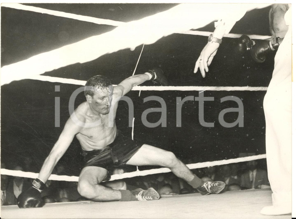 1953 MILANO BOXE Ernesto FORMENTI al tappeto durante incontro con Duilio LOI Fotografia d'epoca, con didascalia coeva al verso.  CONDIZIONI: fair (tracce di polvere) FORMATO: 18x13 cm    originale e autentica 1