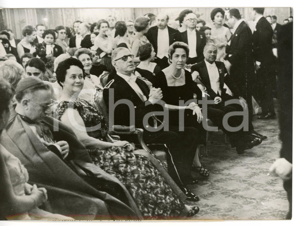 1959 PARIS - ELISEO Charles e Yvonne DE GAULLE ricevono membri Corpo Diplomatico Fotografia d'epoca con didascalia coeva.  CONDIZIONI: FAIR (bassa qualit&agrave; di stampa) FORMATO: 18x13 cm     originale e autentica 1