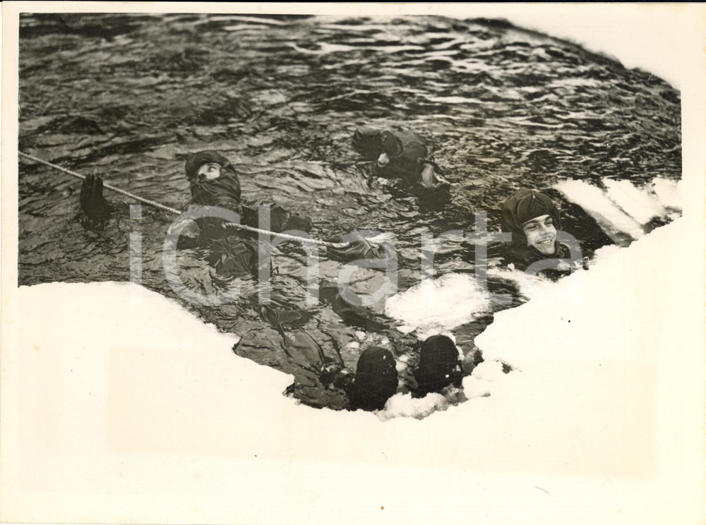 1953 PEABODY RIVER U.S. ARMY Quartermaster corps testing a cold suit *Photo Fotografia d'epoca con didascalia coeva al verso. CONDIZIONI: GFORMATO: 20x15 cm     originale e autentica 1