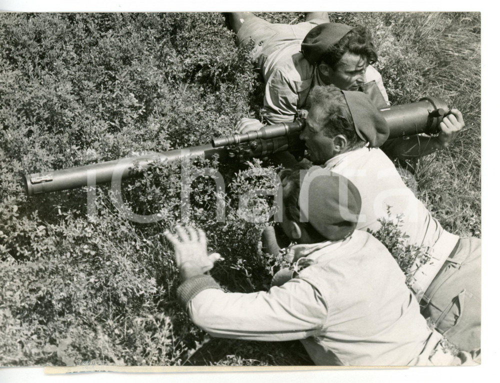 1955 ca FIUME TAGLIAMENTO - ESERCITAZIONI SALDATURA VENETA Bersaglieri in azione Fotografia d'epoca con didascalia coeva.  CONDIZIONI: G FORMATO: 18x13 cm     originale e autentica 1