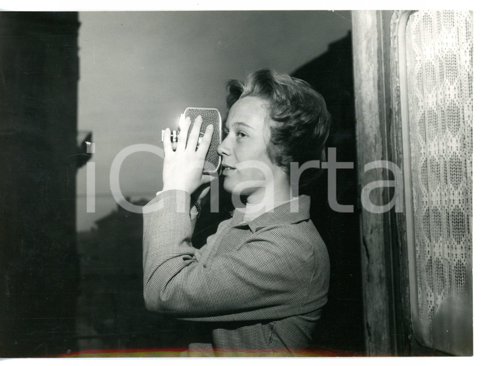 1956 TORINO Sciatrice Vera SCHENONE con cinepresa SUPER 8 *Foto 18x13 cm Fotografia d'epoca con didascalia coeva.  CONDIZIONI: POOR (piegatura all'angolo superiore destro) FORMATO: 18x13 cm     originale e autentica 1