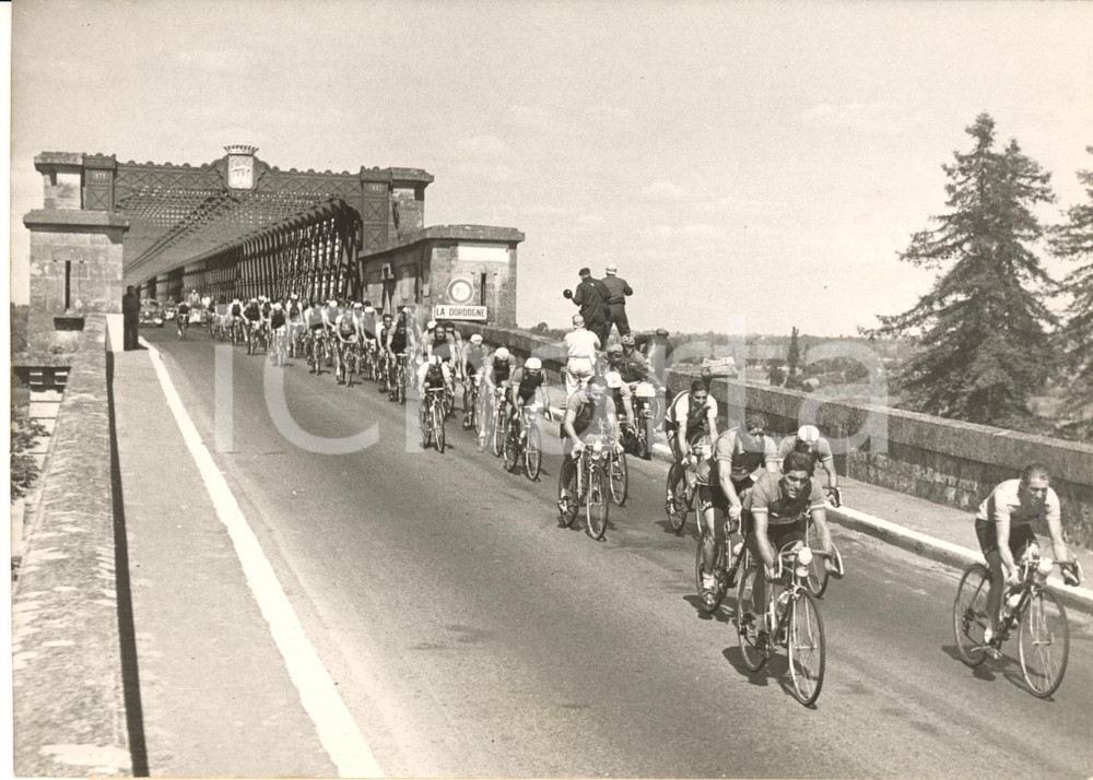 1954 TOUR DE FRANCE Etape ANGERS-BORDEAUX - Coureurs sur le Pont de la DORDOGNE  Fotografia d'epoca con didascalia coeva.    CONDIZIONI: FAIR (lieve sovraimpressione circolare) FORMATO: 18x13 cm     originale e autentica 1