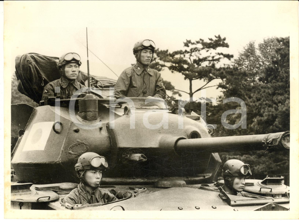 1956 TOKYO Japan's Self-Defense Force using American tanks - Photo 20x15 cm Fotografia d'epoca con didascalia dattiloscritta coeva. CONDIZIONI: FAIR (lievi piegature)     originale e autentica 1