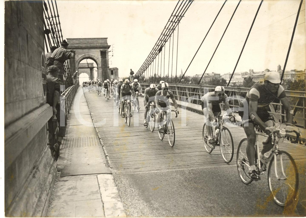 1956 CYCLISME TOUR DE FRANCE Le peloton sur le Pont du Rhône - Photo 18x13
