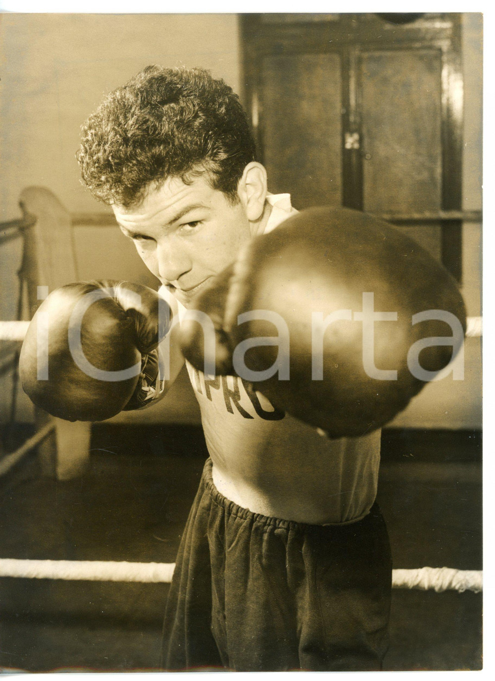 1955 LONDON - BOXE Dai DOWER European Flyweight boxing champion *Foto 15x20 cm Fotografia d'epoca con didascalia coeva.  CONDIZIONI: FAIR (alone diffuso) FORMATO: 15x20 cm     originale e autentica 1