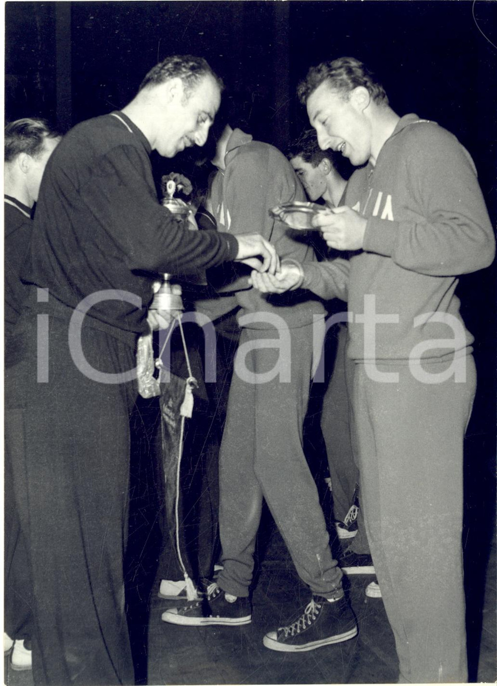 1954 MILANO BASKET III Trofeo MAIRANO - Stretta di mano tra capitani ITALIA-URSS Fotografia d'epoca con didascalia coeva al verso.  CONDIZIONI: G ( lieve sovraimpressione circolare) FORMATO:  13x18 cm    originale e autentica 1
