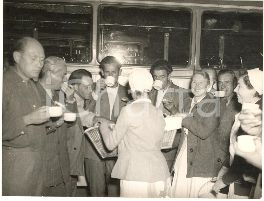 1953 Border passage WARTA-HERLESHAUSEN - Former German prisoners released *Photo