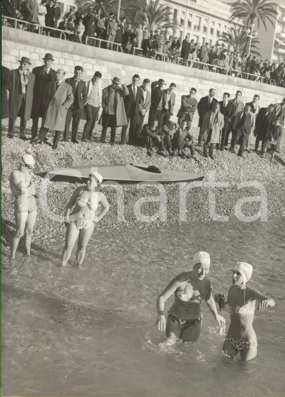 1960 NICE Promenade des Anglais - Bain de Noel sous les yeux des curieux - Photo