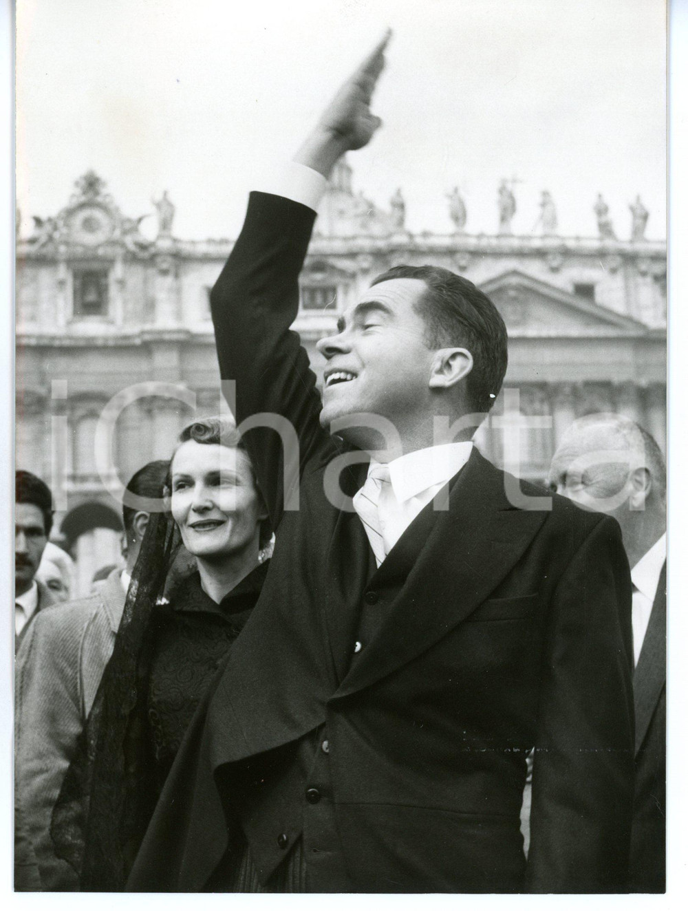 1957 ROMA Piazza SAN PIETRO - Richard NIXON tra la folla *Foto ARTISTICA 13x18 Fotografia d'epoca con didascalia coeva.  CONDIZIONI: G FORMATO: 13x18 cm     originale e autentica 1