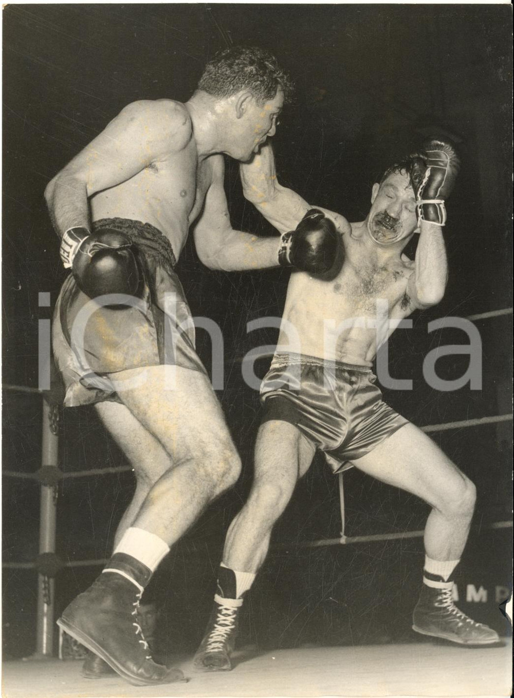 1958 BOXE MILANO Pesi Welter - Emilio MARCONI vs Jacques HERBILLON - Foto Fotografia d'epoca, con didascalia coeva al verso.  CONDIZIONI: FAIR (bruniture) FORMATO: 13x18 cm    originale e autentica 1