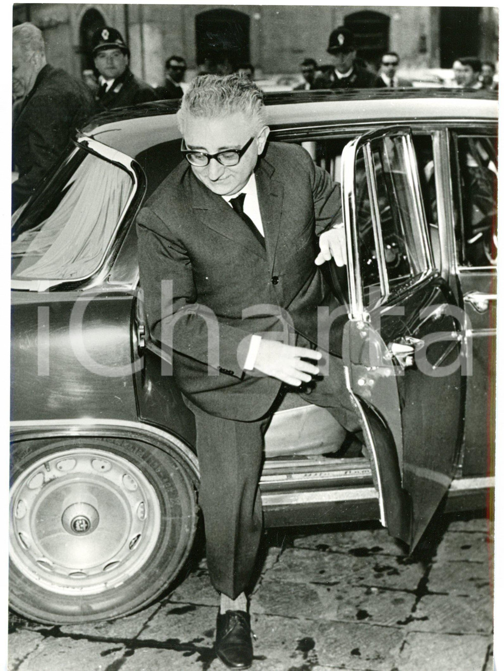 1963 ROMA Giovanni LEONE si reca alla sedura inaugurale della IV legislatura Fotografia d'epoca con didascalia coeva.  CONDIZIONI: G FORMATO: 13x18 cm     originale e autentica 1