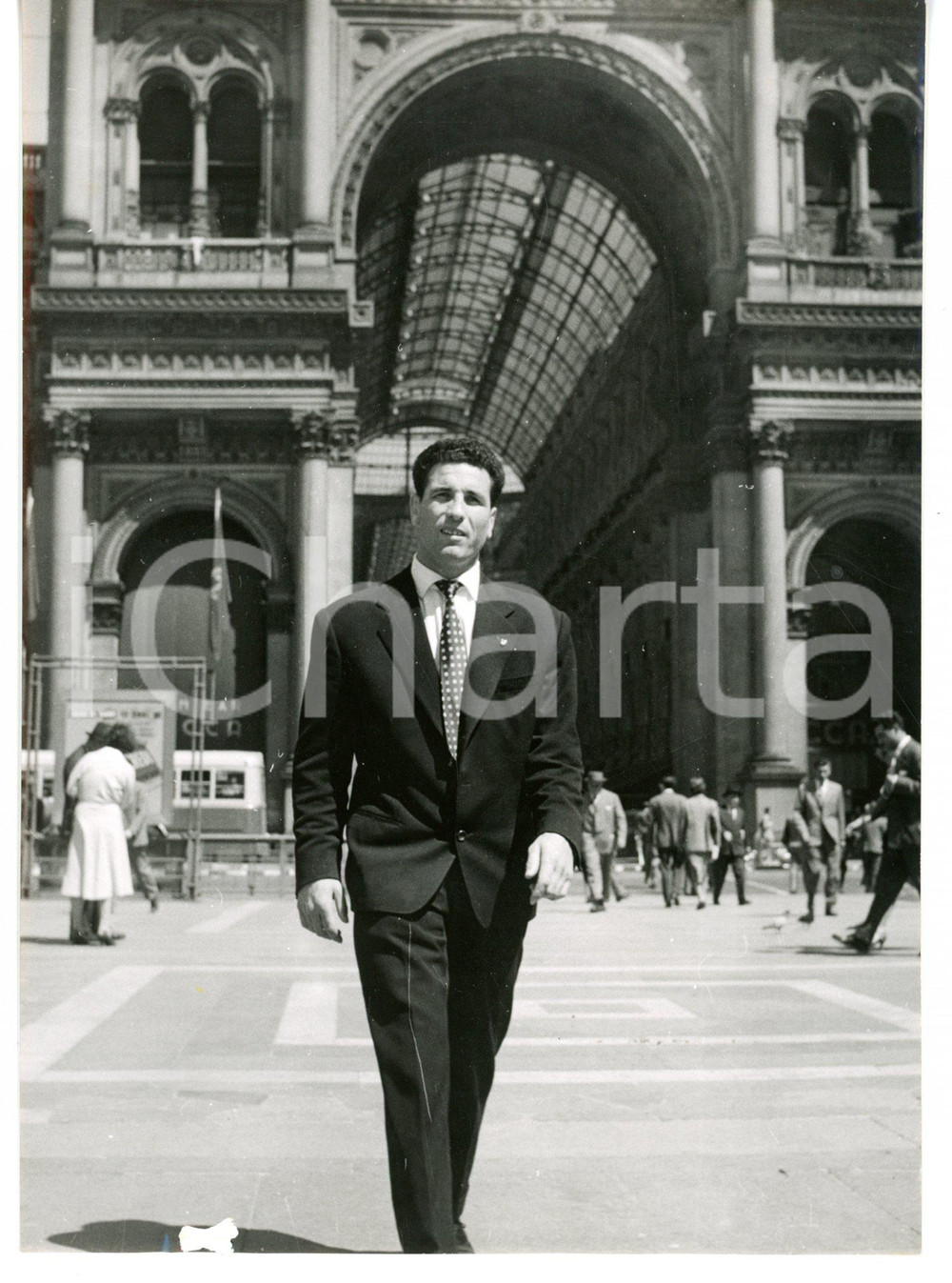1956 MILANO Pugile Jose HERNANDEZ a passeggio in piazza del DUOMO - Foto 13x18 Fotografia d'epoca con didascalia coeva.  CONDIZIONI: POOR (mancanza di pellicola al margine inferiore) FORMATO: 13x18 cm     originale e autentica 1