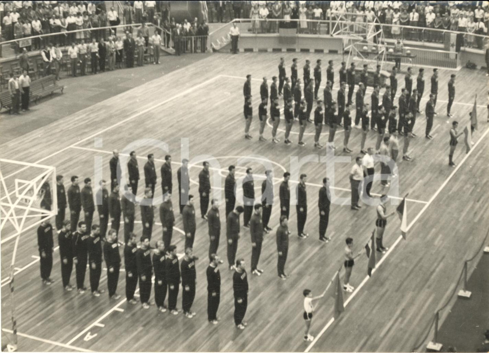 1956 BOLOGNA BASKET IV Trofeo MAIRANO - Le squadre schierate - Foto 18x13 Fotografia d'epoca con didascalia coeva al verso.  CONDIZIONI: FAIR (lievi sovraimpressioni)FORMATO:  18x13 cm    originale e autentica 1