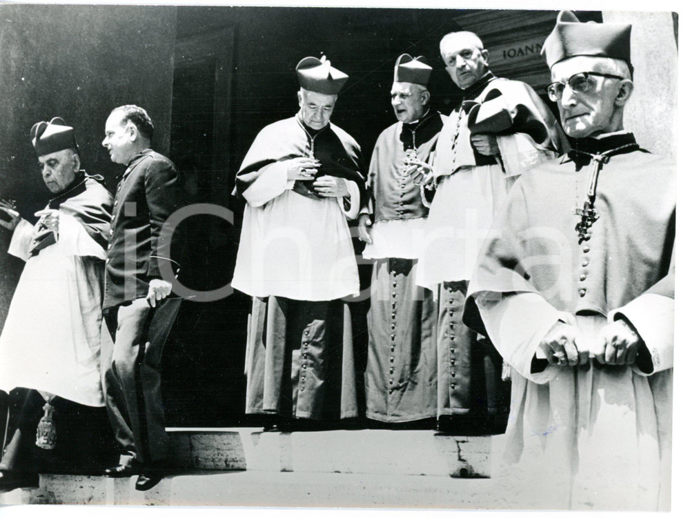 CONCLAVE DEL 1963 ROMA Cardinali attendono l'elezione del nuovo Papa *Foto 18x13 Fotografia d'epoca con didascalia coeva.  CONDIZIONI: G FORMATO: 18x13 cm     originale e autentica 1