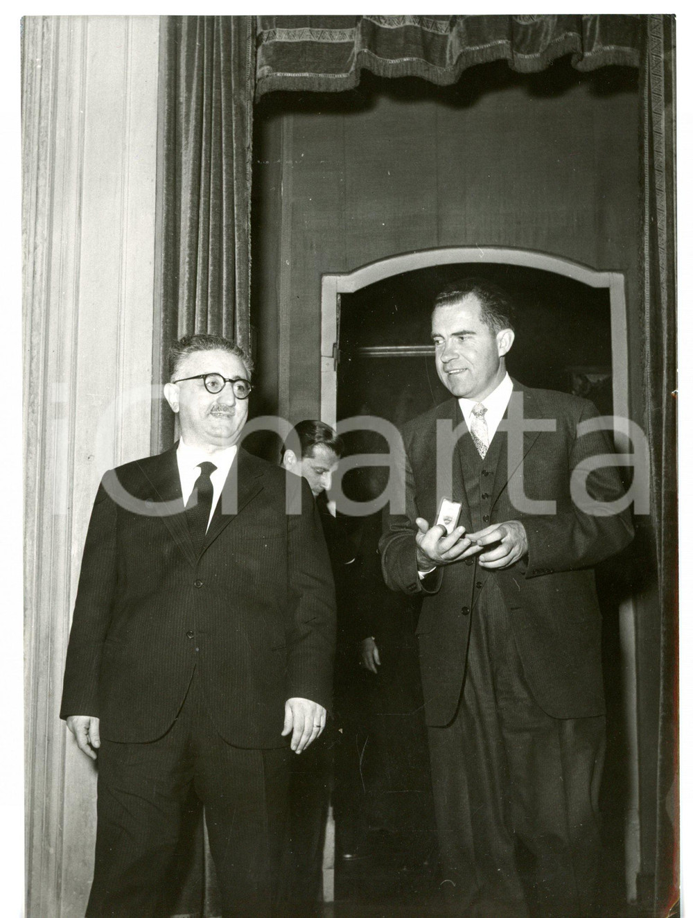 1957 ROMA Richard NIXON riceve medaglia d'oro da Giovanni LEONE *Foto 13x18 cm Fotografia d'epoca con didascalia coeva.  CONDIZIONI: G FORMATO: 13x18 cm     originale e autentica 1