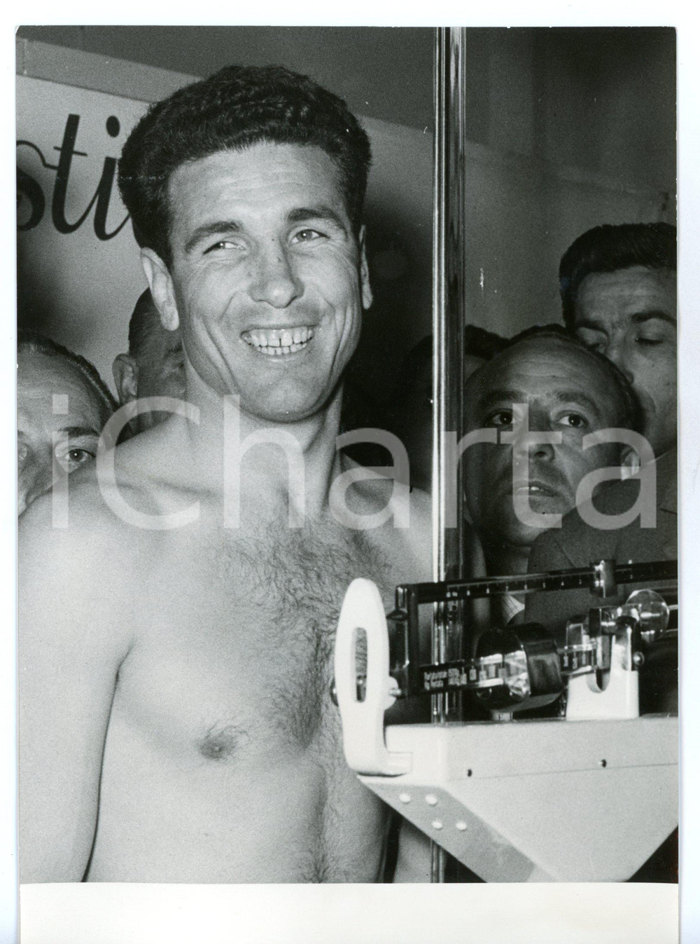 1956 MILANO - BOXE Pugile Jose HERNANDEZ alla pesa *Foto 13x18 cm Fotografia d'epoca con didascalia coeva.  CONDIZIONI: G (ma lieve ondulatura al margine destro) FORMATO: 13x18 cm     originale e autentica 1