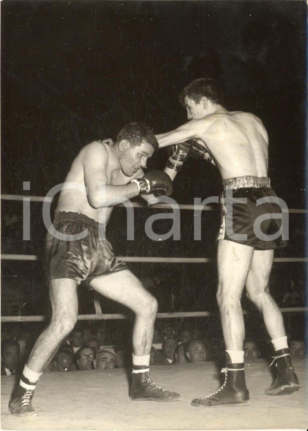 1957 BOXE ROMA Foro Italico - Emilio MARCONI vs Peter WATERMAN - Foto 13x18 cm Fotografia d'epoca, con didascalia coeva al verso.  CONDIZIONI: G (ma sovraimpressione circolare) FORMATO: 13x18 cm    originale e autentica 1