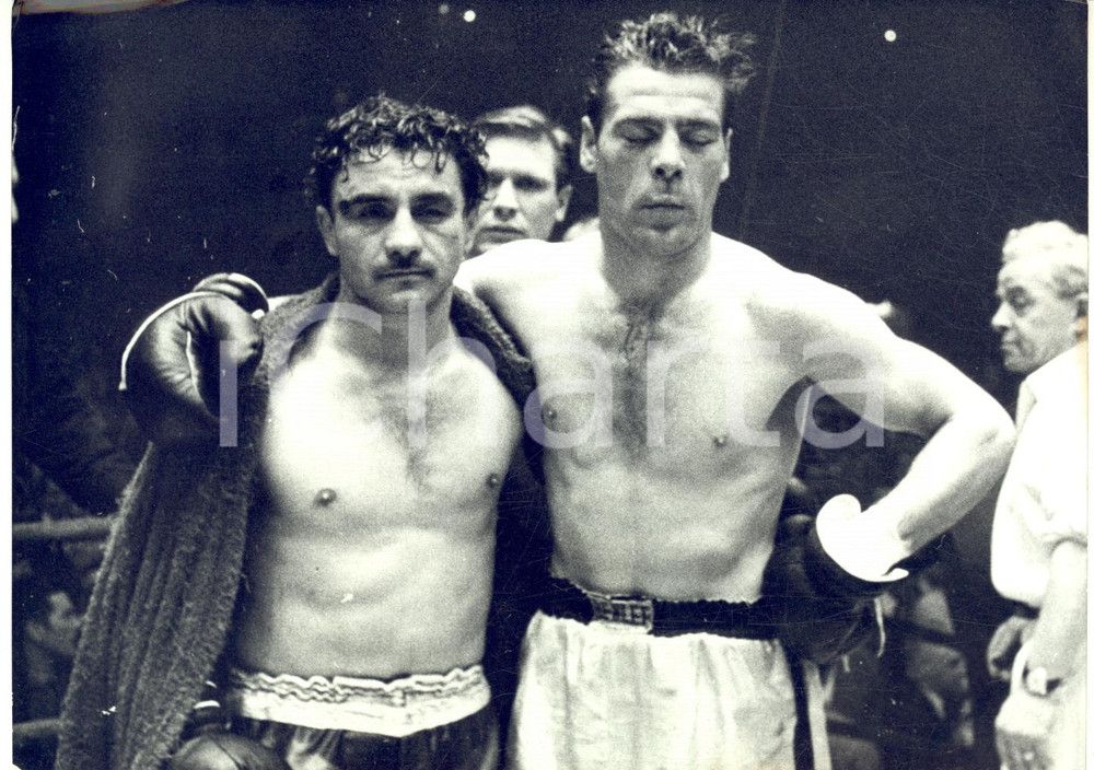 1959 BOXE PARIS Germinal BALLARIN et Laszlo PAPP aprÃ¨s le combat - Photo Fotografia d'epoca con didascalia coeva.  CONDIZIONI: G FORMATO: 18x13 cm    originale e autentica 1