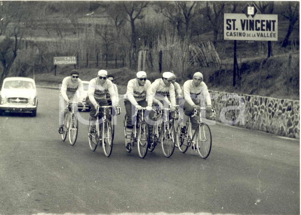1957 CICLISMO RIVIERA LIGURE La squadra COPPI-CARPANO in allenamento *Foto Fotografia d'epoca con didascalia coeva.  CONDIZIONI: G (ma lievi difetti di stampa)FORMATO: 18x13 cm     originale e autentica 1