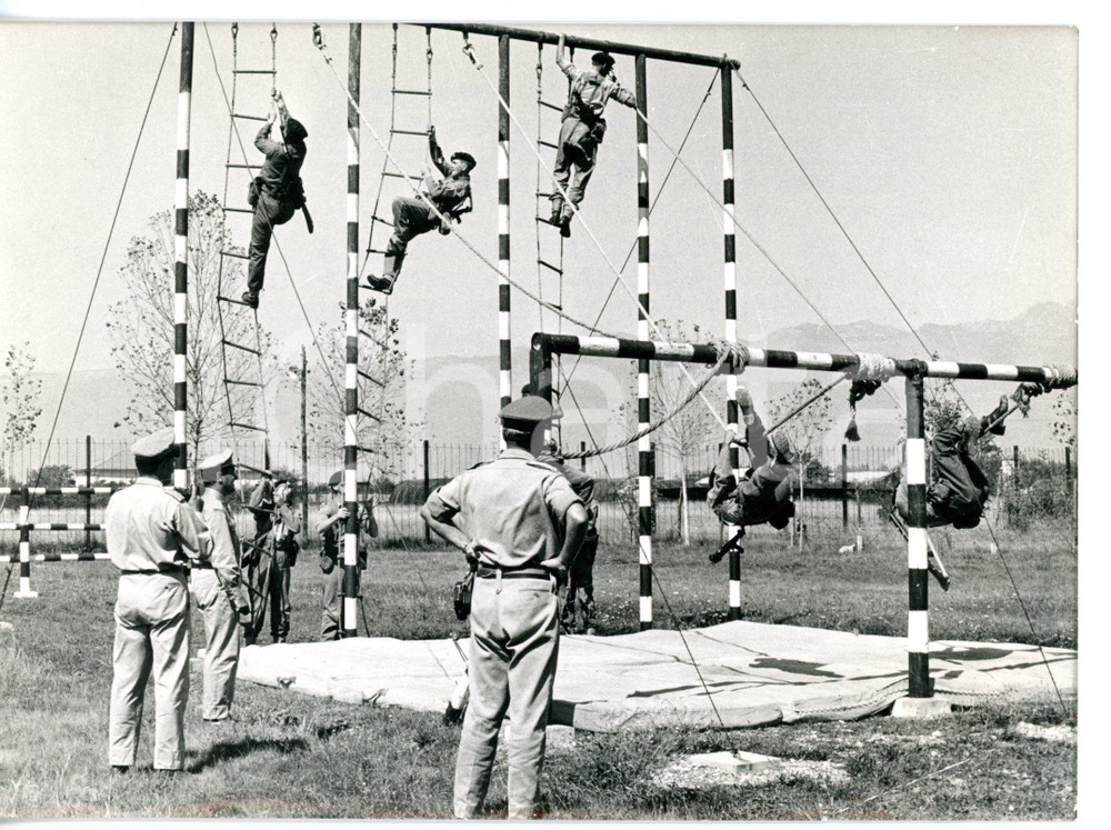 1964 PORDENONE Reggimento ROYAL SUSSEX durante allenamento militare *Foto 18x13 Fotografia d'epoca con didascalia coeva.  CONDIZIONI: FAIR (piegatura all'angolo inferiore destro; lievi difetti di stampa) FORMATO: 18x13 cm     originale e autentica 1