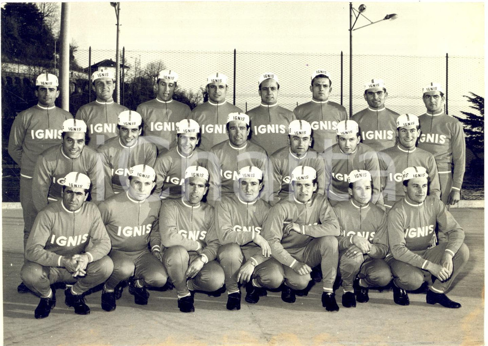 1959 CICLISMO COMERIO La nuova squadra IGNIS di Ercole BALDINI - Foto 18x13 Fotografia d'epoca con didascalia coeva al verso. CONDIZIONI: FAIR (bruniture al margine inferiore)FORMATO: 18x13 cm     originale e autentica 1
