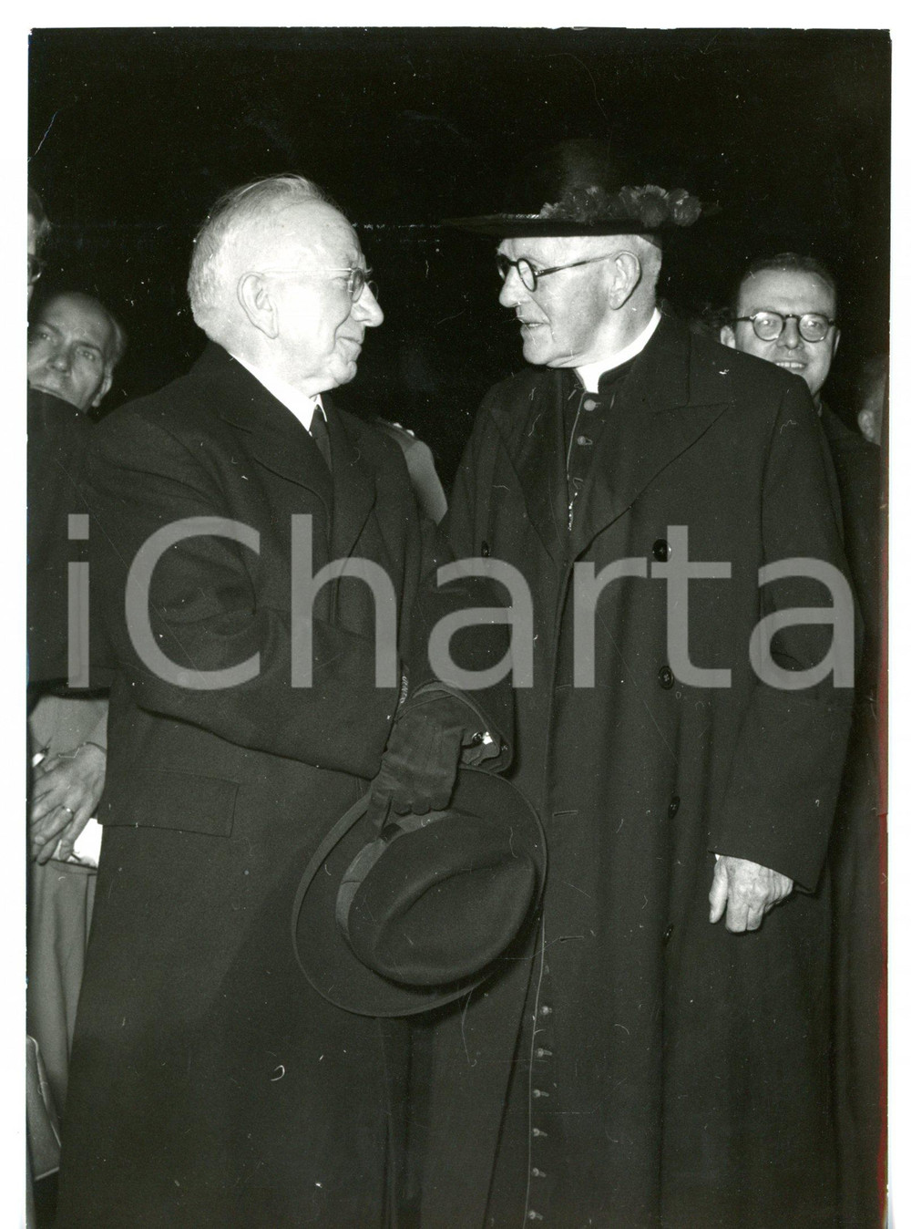 1958 ROMA SeÃ¡n T. O'KELLY con il card. John D'ALTON ai funerali di Papa PIO XII Fotografia d'epoca con didascalia coeva.  CONDIZIONI: G (ma piccoli difetti di stampa) FORMATO: 13x18 cm      originale e autentica 1