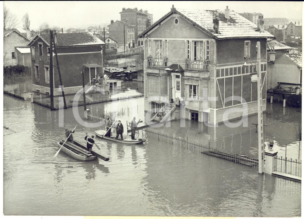 1959 VILLENEUVE-SAINT-GEORGES Boy-scouts assist in the evacuation after flood Fotografia d'epoca con didascalia coeva.  CONDIZIONI: GFORMATO: 18x13 cm     originale e autentica 1
