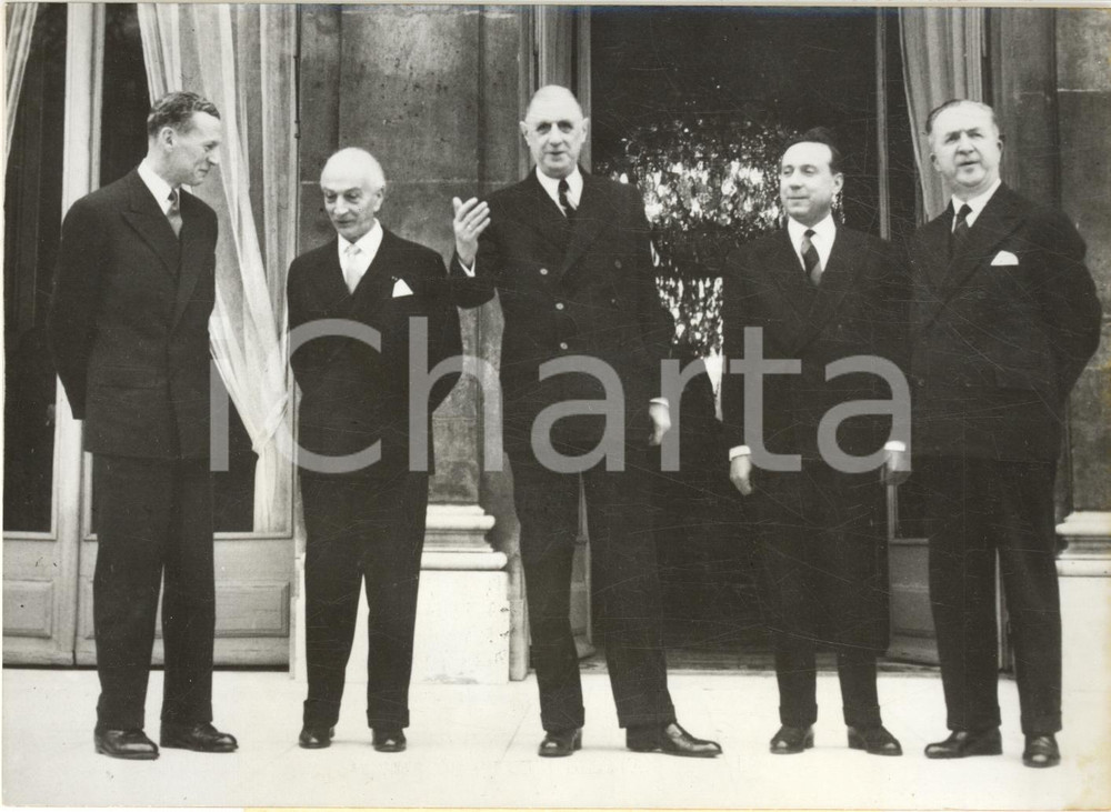 1959 PARIS ELYSEE Charles DE GAULLE incontra Antonio SEGNI e Giuseppe PELLA Foto Fotografia d'epoca, con didascalia coeva. CONDIZIONI: GFORMATO: 18x13 cm    originale e autentica 1