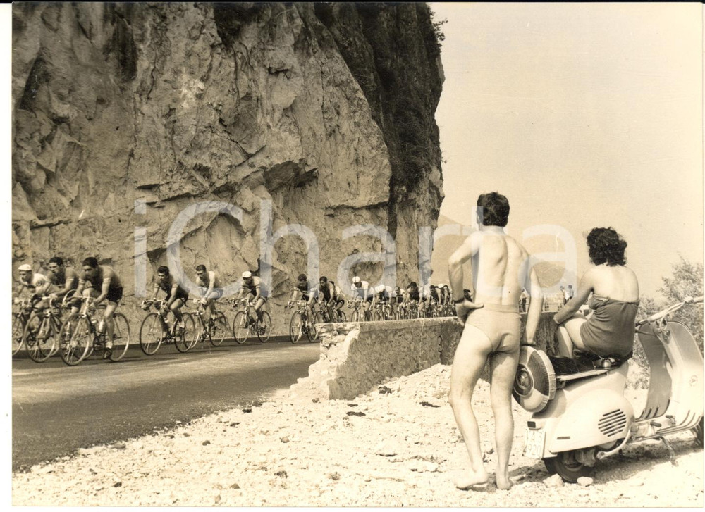 1957 CICLISMO TRE VALLI VARESINE Passaggio del gruppo a PORTO CERESIO - Foto  Fotografia d'epoca con didascalia coeva.    CONDIZIONI: G (ma lieve sovraimpressione circolare e minimi difetti di stampa) FORMATO: 18x13 cm     originale e autentica 1