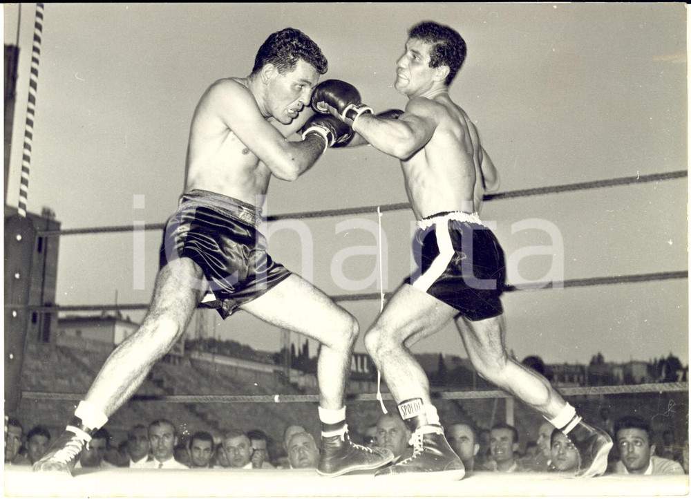 1955 BOXE BOLOGNA Palazzo dello Sport - Emilio MARCONO vs Luigi COLUZZI *Foto Fotografia d'epoca, con didascalia dattiloscritta coeva al verso. CONDIZIONI: FAIR (increspature) FORMATO:  18x13 cm     originale e autentica 1