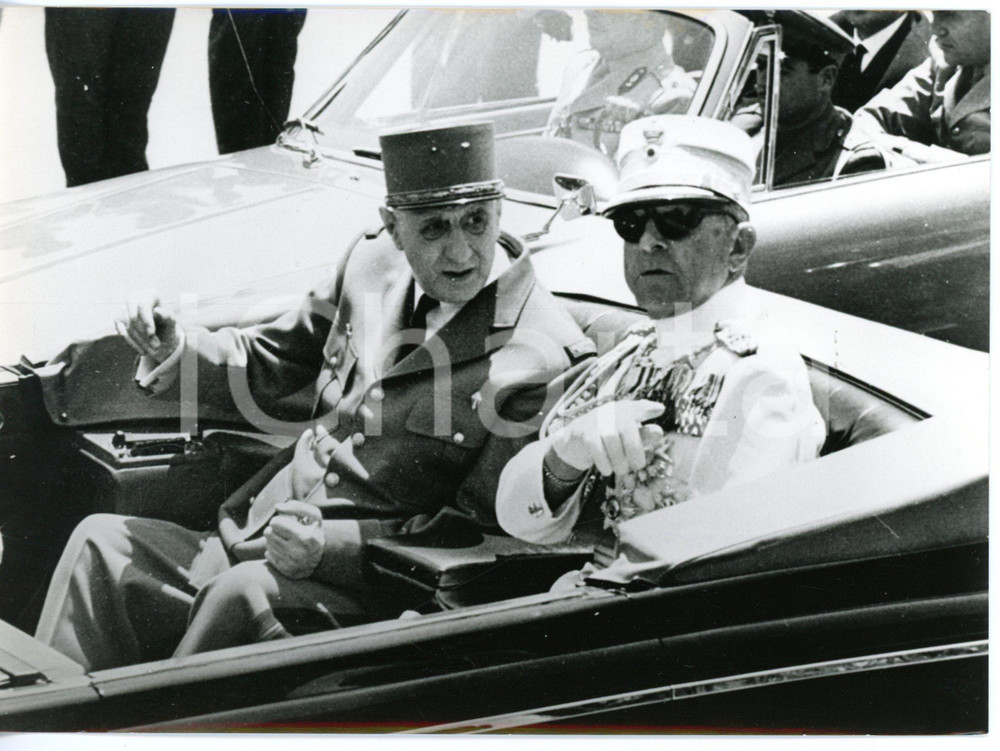 1963 ATENE Charles DE GAULLE con re Paolo di GRECIA in carrozza *Foto 18x13 cm Fotografia d'epoca con didascalia coeva.  CONDIZIONI: FAIR (bassa qualit&agrave; di stampa) FORMATO: 18x13 cm     originale e autentica 1