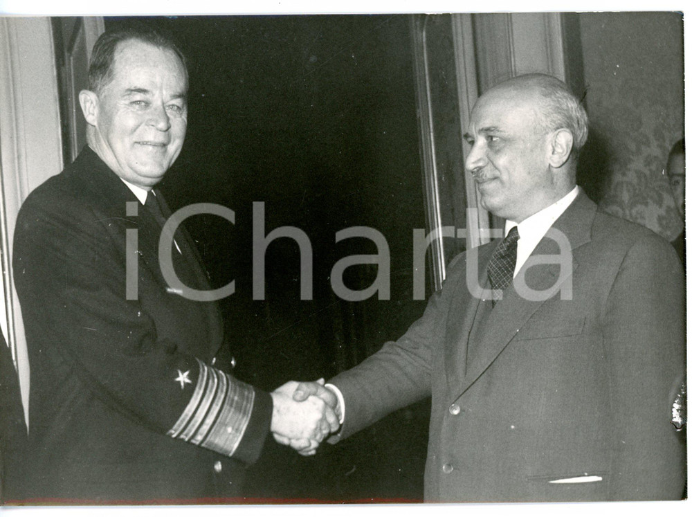 1959 ROMA Palazzo CHIGI - Amintore FANFANI riceve ammiraglio Charles BROWN *Foto Fotografia d'epoca con didascalia coeva.  CONDIZIONI: FAIR (lievi difetti di stampa; macchia al margine destro) FORMATO: 18x13 cm     originale e autentica 1