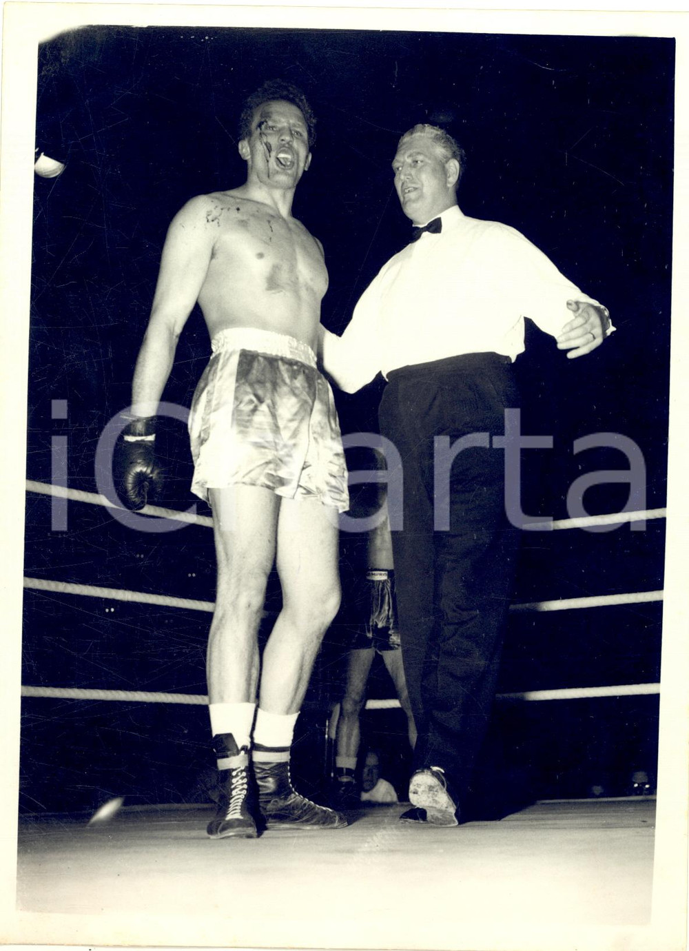 1955 ca LONDON BOXE The referee leads Henry COOPER bloody to his corner *Photo Fotografia d'epoca con didascalia coeva.   CONDIZIONI: FAIR (lievi piegature marginali)FORMATO: 15x20 cm     originale e autentica 1