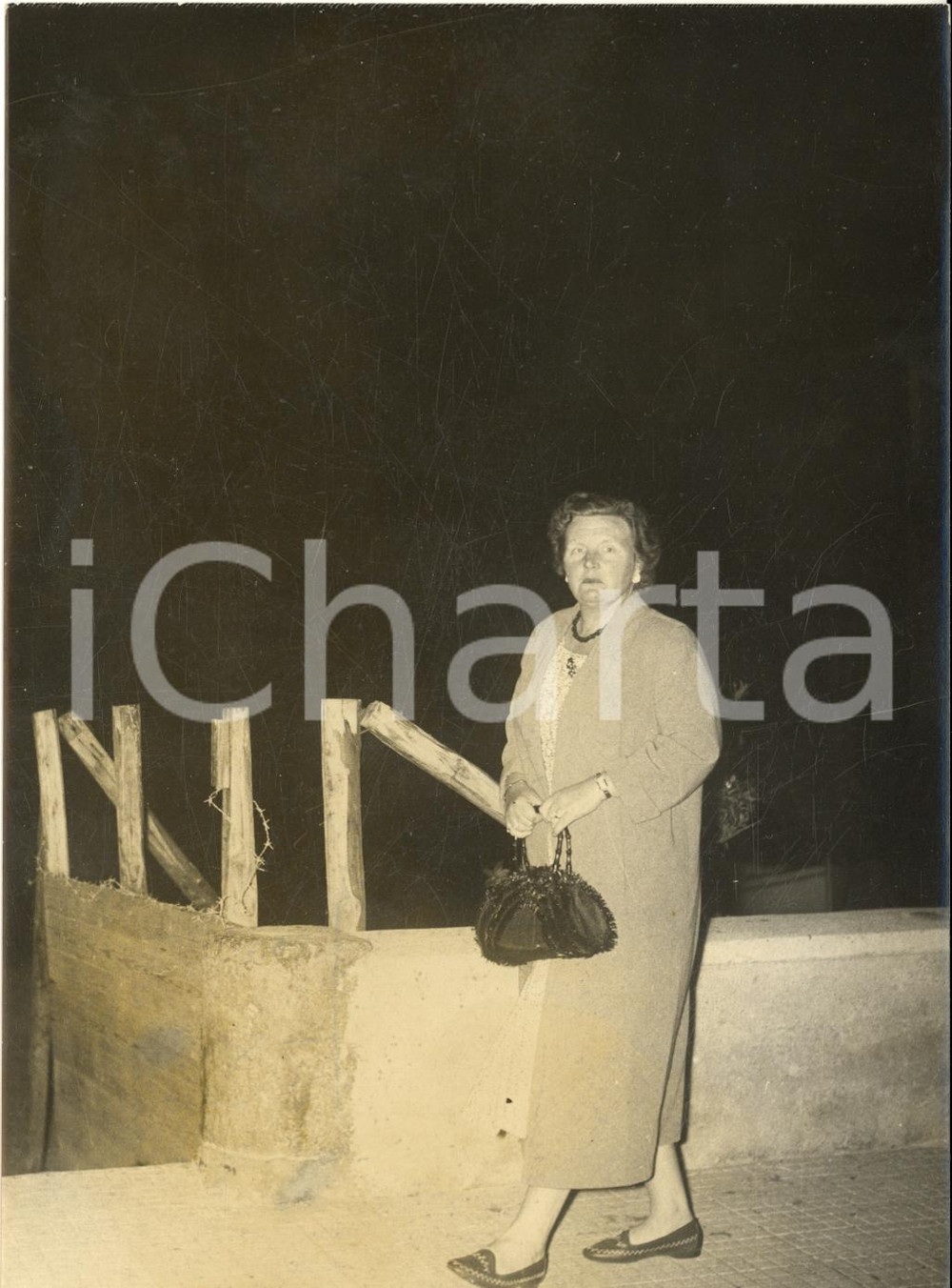 1960 ca MESSINA Regina Giuliana d'Olanda in visita alla cittÃ  - Foto 13x18 cm Fotografia d'epoca con didascalia coeva.  CONDIZIONI: G (ma lieve alone al lato sinistro) FORMATO: 13x18 cm    originale e autentica 1