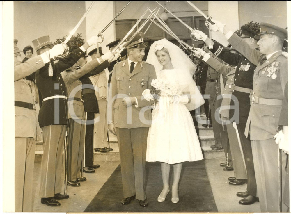 1959 PARIS Mariage franco-allemand au SHAPE - Capitaine NISSEN - MichÃ¨le LOIZE Fotografia d'epoca con didascalia coeva al verso. CONDIZIONI: GFORMATO: 18x13 cm      originale e autentica 1